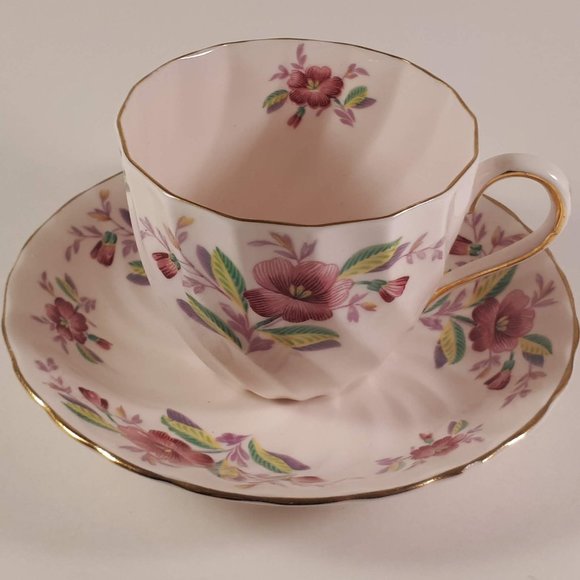 Beautiful Vintage Tuscan pink shaded floral bone china teacup and saucer 4223H - Picture 4 of 10